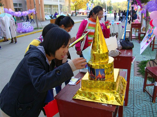 9001cc金沙以诚为本举行“环球之旅”主题特色风情展喜迎女生月