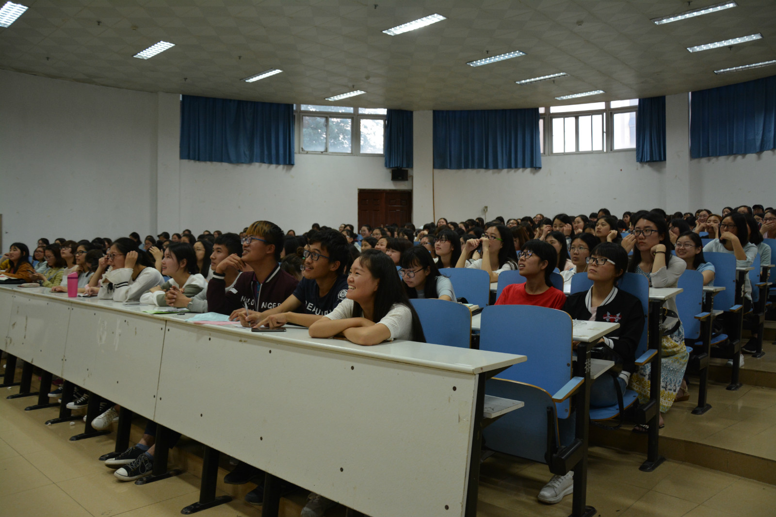 金沙以诚为本官网组织学生观看心理影片《美丽人生》